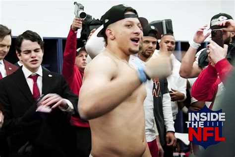 Patrick Mahomes Reacts to Shirtless Photo of His Dad Bod。